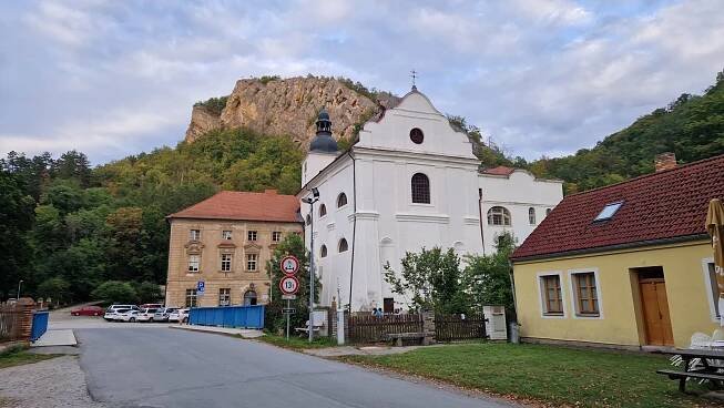 Putování Českým krasem, ze Zbraslavi přes Karlštejn a Koněpruské jeskyně do Berouna – Kuba explores world