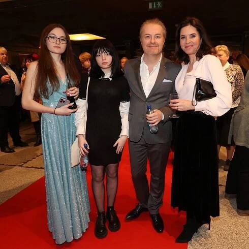 Premiéra muzikálu Zpívání v dešti: Révai s Kratinou vyvětrali děti, Ochmannová zase výstřih