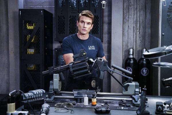Zbrojnice - Zachovat si tvář - Z filmu - Alex Russell