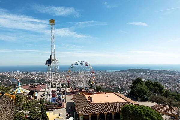 Panoramablick über Barcelona mit dem Vergnügungspark des Tibidabo im Vordergrund.