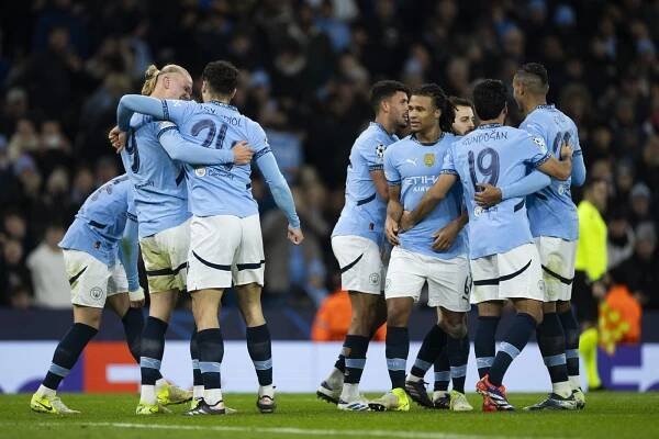 PSG a City si to ve vzájemném souboji rozdají o místo v play off. AC Milán vyzve Gironu