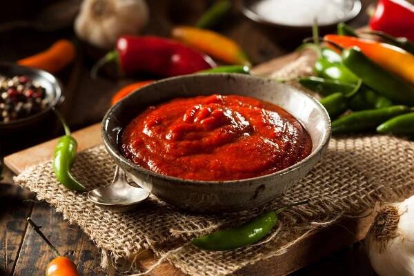 Horké pikantní červené sriracha omáčka — Stock obrázek