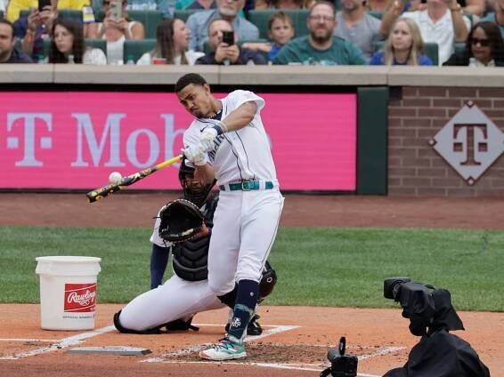 Julio Rodríguez hit a record 41 homers in the Home Run Derby's first round to beat Pete Alonso