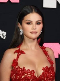 Selena Gomez Could Audition For "Moulin Rouge!" in This Makeup — See the Photos
