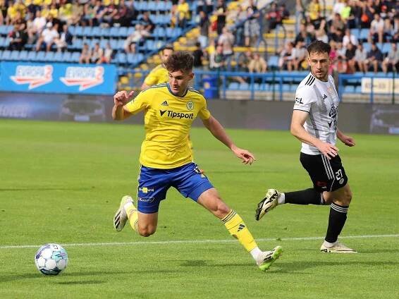 Fotbalisté Zlína (žluté dresy) ve 3. kole skupiny o záchranu hráli doma s Českými Budějovicemi.