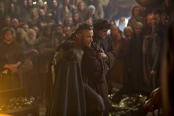 Vikingové - Vyvlastnění - Z filmu - Travis Fimmel, George Blagden