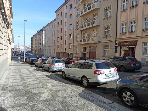 V části Prahy se změní režim parkování. Řidiči budou platit mimo jiné i v noci