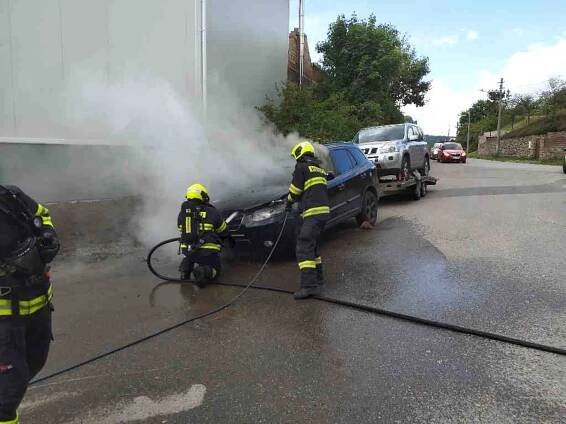 OBRAZEM: Autu začal v Rosicích hořet motor. Na přívěsu vezlo jiné