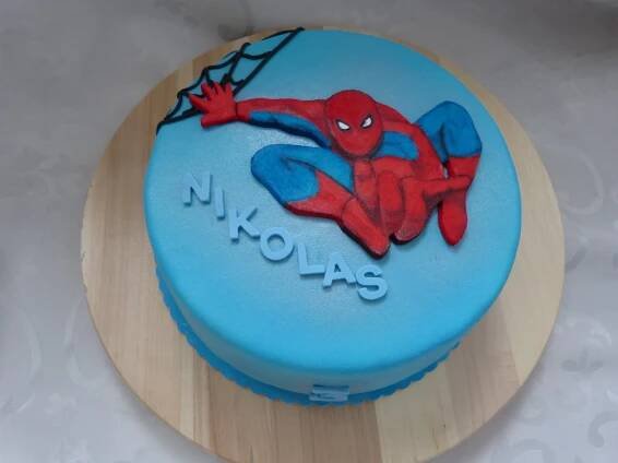 Spiderman - světlý piškot, rybízová marmeláda, jahodový krém, pravý marcipán