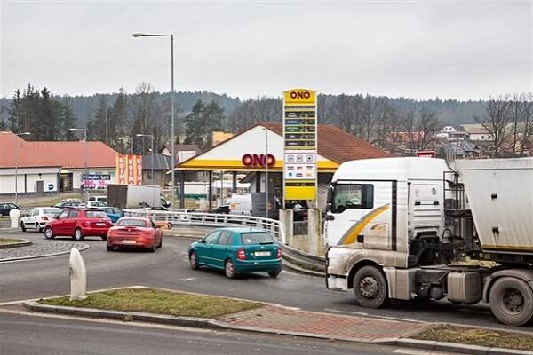 Řidiče láká levný benzin. Fronta aut u pumpy pak ucpává křižovatku