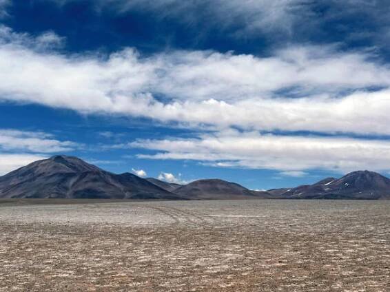 Bezplatný obrázek: Krajina pouště Salar de Antofalla v Argentině s horami v pozadí