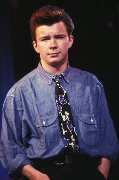 Le chanteur britannique Rick Astley lors d'une ??mission de t??l??vision le 3 d??cembre 1987 ?? Paris, France. (Photo by ARNAL/Gamma-Rapho via Getty Images)