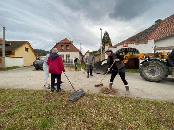 2024 - brigáda na úklid návsi 23.3.2024 - Oficiální stránky obce Hoštice