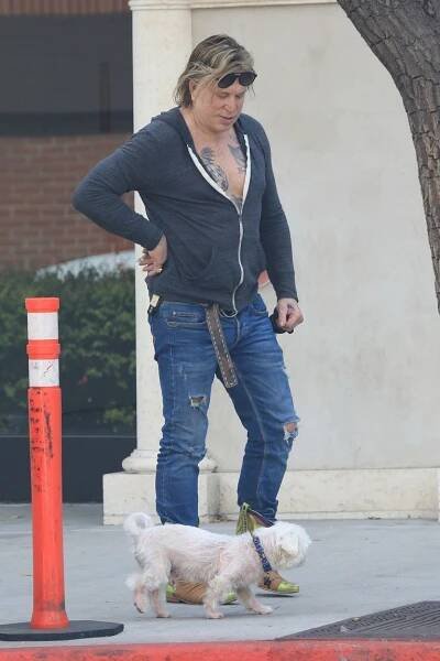 Své psy zahrnuje Mickey Rourke nevídanou láskou: Jeden z mazlíčků mu kdysi zabránil v sebevraždě