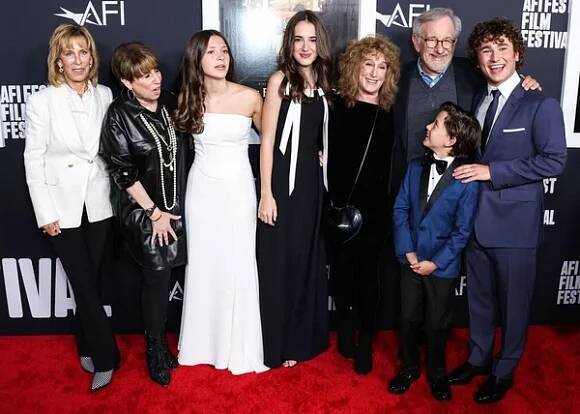Nancy Spielbergová, Sue Spielbergová, Keeley Karsten, Julia Buttersová, Anne Spielbergová, Steven Spielberg, Mateo Zoryna Francis-DeFord a Gabriel LaBelle přijíždějí na festival AFI v roce 2022 - speciální projekce filmu "Fabelmani" — Stock obrázek