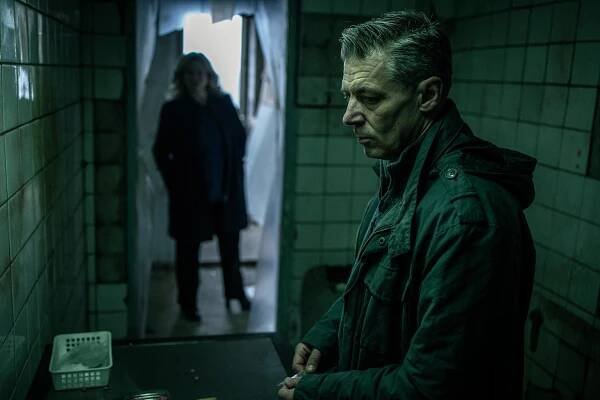 Musta valo - Hyvä perhe (E01) (2022)