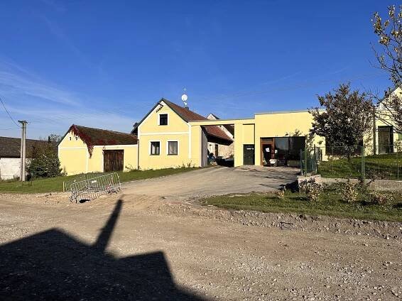 Z farmy se kvůli uzavírce silnice stala nedobytná pevnost. Úroda hnije na poli