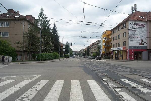 Soubor:Brno-Cerna Pole - Merhautova ulice, vyfotografovana z krizovatky s Provaznikovou ulici - pohled k jihu).jpg