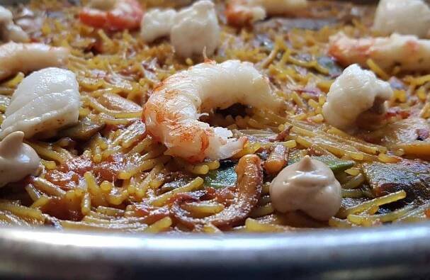FIDEUÀ CON RAPE, JUDÍA VERDE Y AJO NEGRO