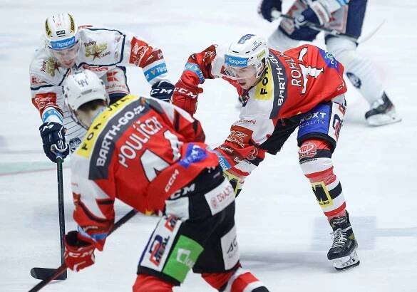 Hokejové utkání Tipsport extraligy v ledním hokeji mezi HC Dynamo Pardubice (v bíločerveném) a HC Rytíři Kladno (v bílomodrém) v pardudubické enterie areně.