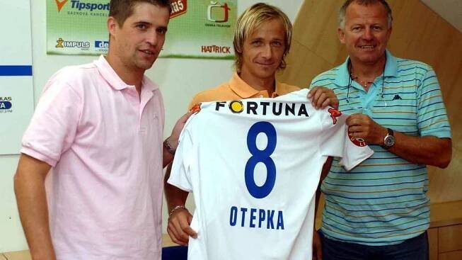 Rudolf Otepka uprostřed s novým dresem