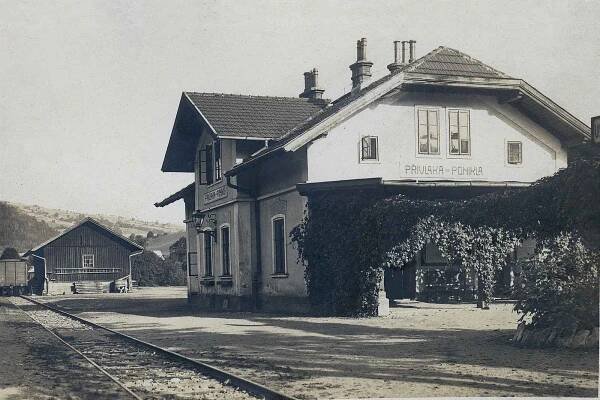 Lokální železniční trať Martinice v Krkonoších - Rokytnice nad Jizerou slaví 120 let. Na historickém snímku je stanice Poniklá.