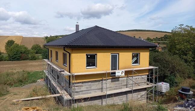 Rodina se rozhodla pro betonovou střešní krytinu v antracitové barvě - Dřevostavitel.cz