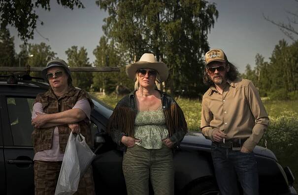 Elina Knihtilä, Pirjo Lonka, Ville Tiihonen - 100 litraa sahtia - Z filmu