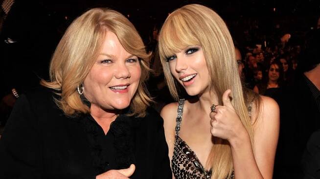 Andrea Swift giving thumbs up with Taylor Swift