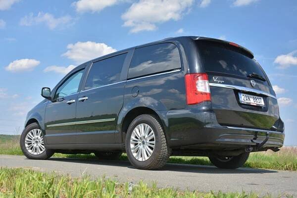 Nejlepší ojeté rodinné auto na českém trhu? Americká Lancia Voyager si bere to nejlepší z MPV i dodávek