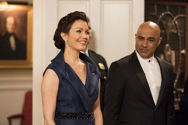 Skandál - Pressing the Flesh - Z filmu - Bellamy Young, Faran Tahir