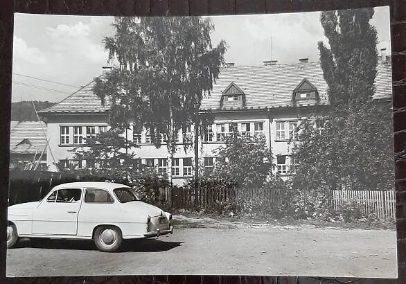 Rakovník Kounov základní devítiletá škola exteriér auto