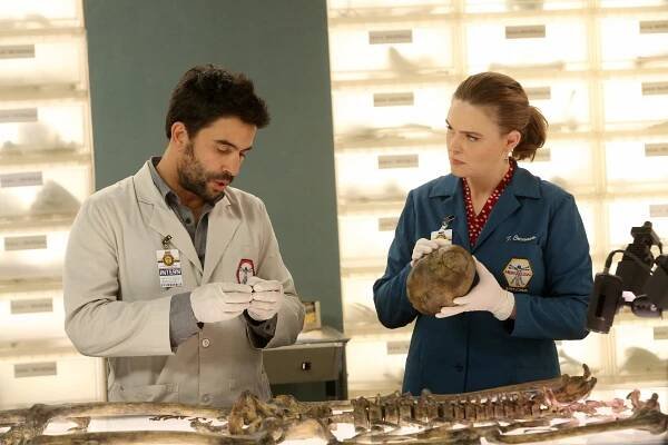 Sběratelé kostí - Vražda šovinisty - Z filmu - Ignacio Serricchio, Emily Deschanel