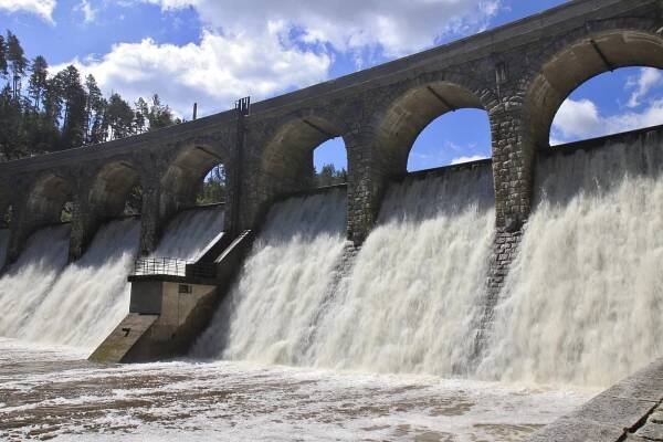 Podívejte se: Hektolitry vody valící se přes Sedlickou přehradu vábí turisty