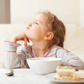 Co dělat, když dítě nechce jíst? Nutit nebo nenutit? Poradíme