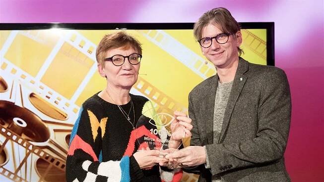 Cenu za deset tisíc článků předal Mirce Spáčilové filmař Jiří Strach