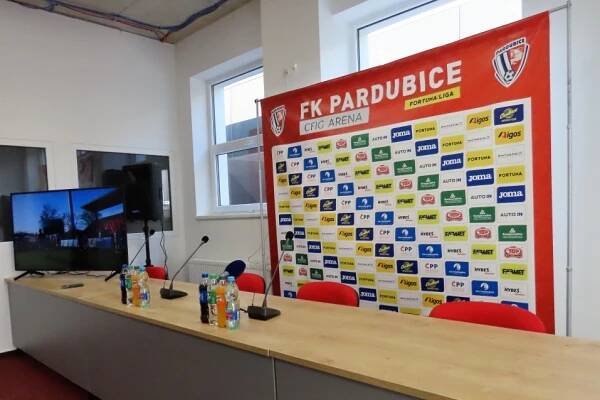 FOTO: Během třaskavého derby Pardubice - Hradec Králové stadion praskal ve švech
