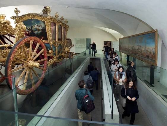 FOTOGALERIE: Korejští turisté mají zájem o Arcidiecézní muzeum - Aktuality - Muzeum umění Olomouc
