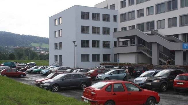 Auta zaparkovaná u vsetínské polikliniky, každodenní problém