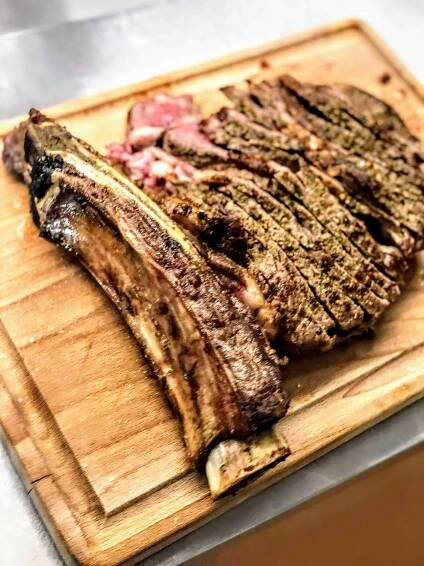Exkluzivní vyzrálý hovězí steak z lokální farmy: T-Bone nebo Tomahawk