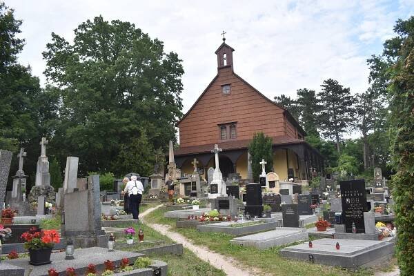 Devět heverů zvedalo hradeckou zvoničku, památku se povedlo zachránit