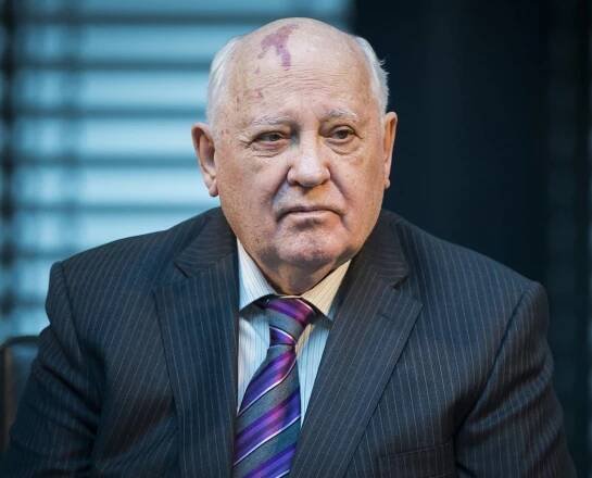 Michail Sergejevič Gorbačov (* 2. března 1931 Privolnoje, Stavropolský kraj – 30. srpna 2022 Moskva) byl ruský a sovětský komunistický politik, který byl v letech 1985-1991 generálním tajemníkem ÚV KSSS. Byl propagátorem politiky přestavby (perestrojky) a glasnosti, tedy změn a otevřenosti, které měly vést k lepšímu fungování sovětského systému, jeho určité demokratizaci a ukončení studené války. Tyto změny nakonec vedly ke konci vlády Komunistické strany Sovětského svazu a k rozpadu Sovětského svazu a východního bloku. ▬ Dne 15. října 1990 obdržel Nobelovu cenu za mír a v roce 1992 mu bylo uděleno ocenění Ronald Reagan Freedom Award.