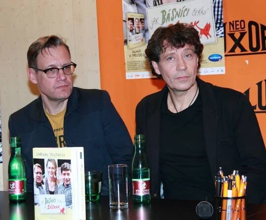 Pavel Kříž se svým parťákem z filmových básníků, hercem Davidem Matáskem. 