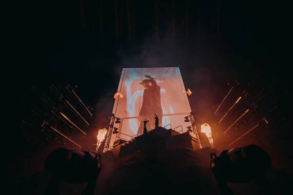 Z PRVNÍ ŘADY: Světový Viktor Sheen. Ve vyprodané hale zářil jako Safír. Yzo se zapálil | Headliner