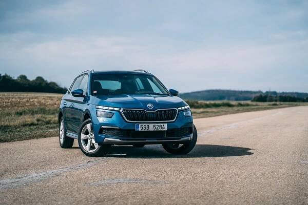 Škoda Kamiq je populární u obyčejných kupců. Proč tomu tak je a která její varianta nejvíc frčí?