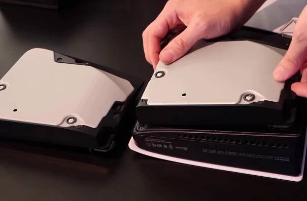 Swapping PS5 Slim disc drives is easy, partially addressing online DRM concerns
