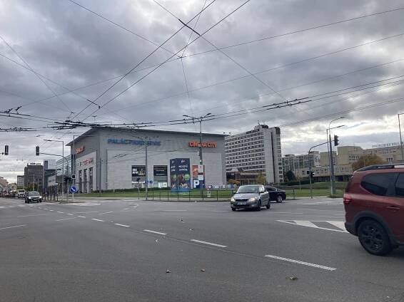 Konec ucpané křižovatky u zimáku? Radnice reaguje na kolony a umístí tam zábrany