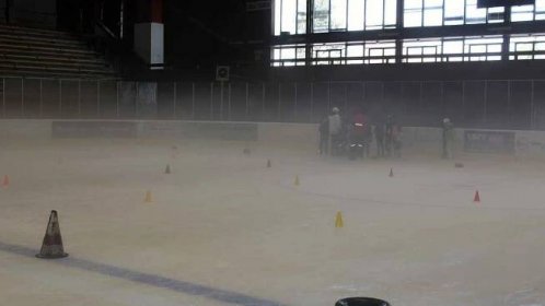 Letní příměstský tábor Městských sportovních zařízení v Benešově: bruslení na zimním stadionu.