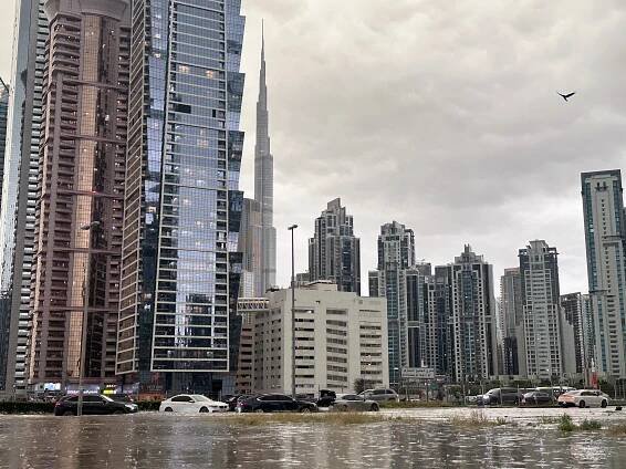 Foto: Povodně v pouštní Dubaji. Silnice se proměnily v řeky, letiště je ochromené