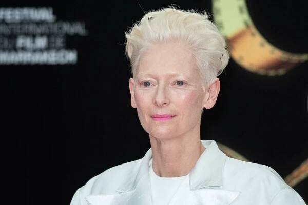 Zlé čarodějnice z Letopisů Narnie by se leckdo bál i v civilu. Tilda Swintonová působila v obřím bílém kabátě jako bubák